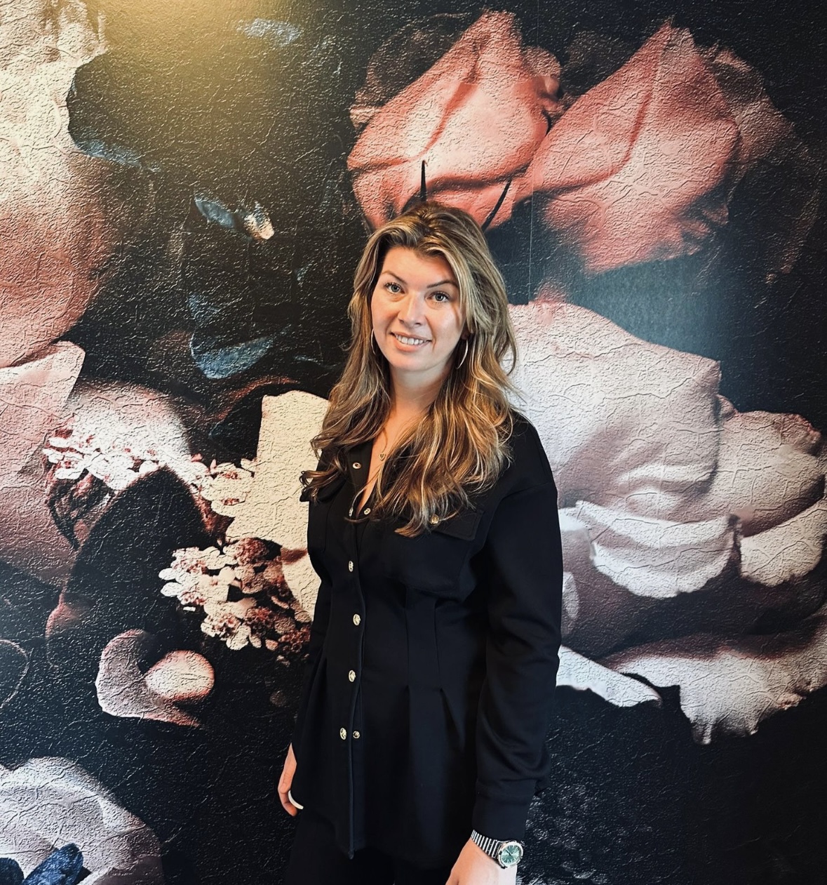 Portret in de salon voor de wand met grote bloemen